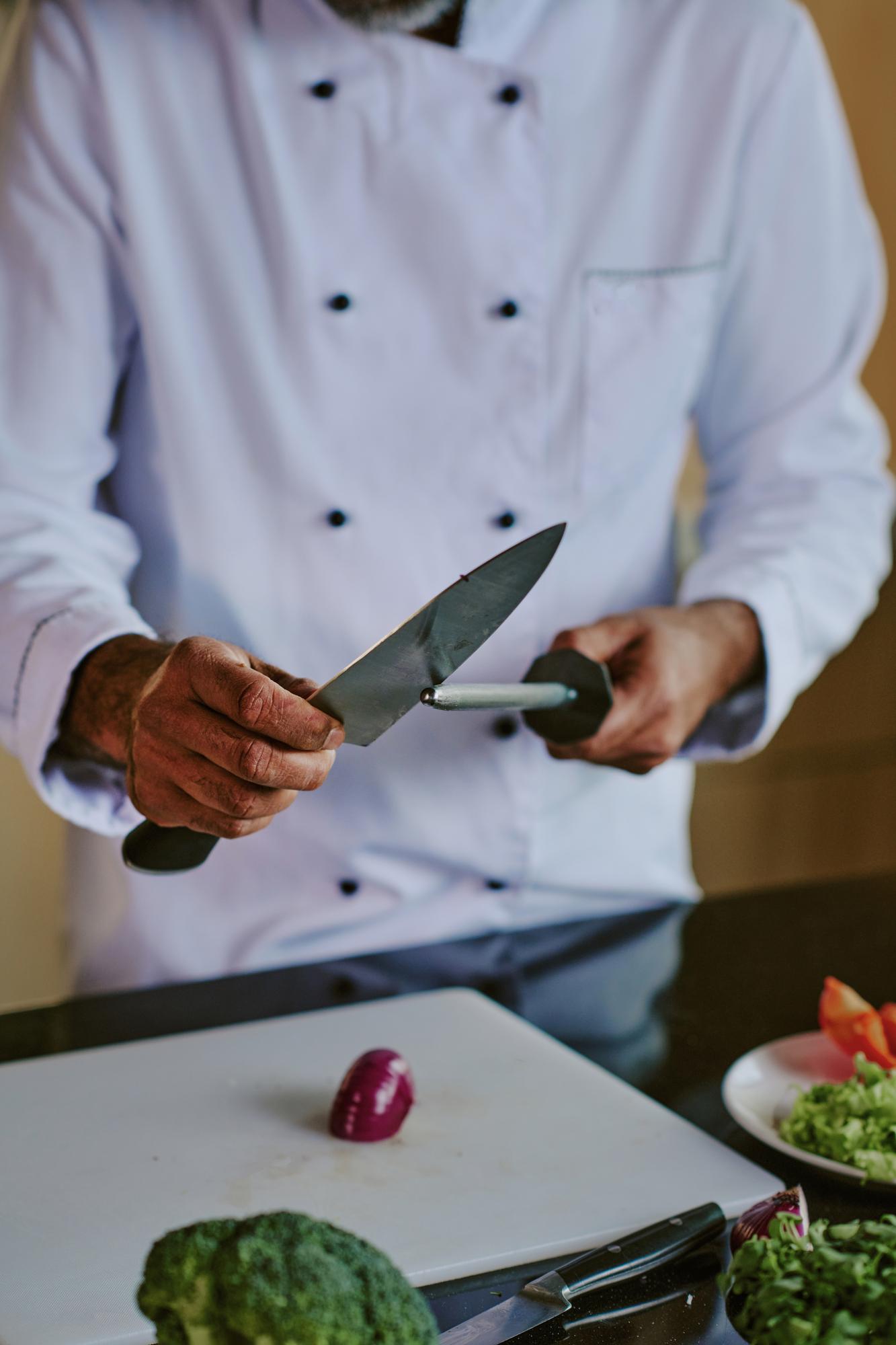 Chef mostra taglio e tecnica